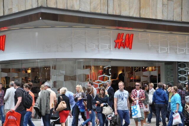 H&M machte der kühle europäische Frühling und der starke Dollar im ersten Halbjahr zu schaffen H&M machte der kühle europäische Frühling und der starke Dollar im ersten Halbjahr zu schaffen