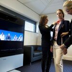 Abstecken und Besprechen im "Virtuellen Ankleideraum" von Tommy Hilfiger | Quelle: obs/BT Germany