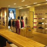 Das Interior des Bogner Shops in Kiew: Modern meets Natural