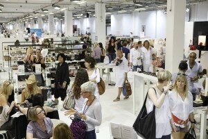 Premium Exhibitions Wegen der Hitze war Weiss bei Besuchern und Aussteller die Sommerfarbe - hier ein Blick in Halle 4 der Premium
