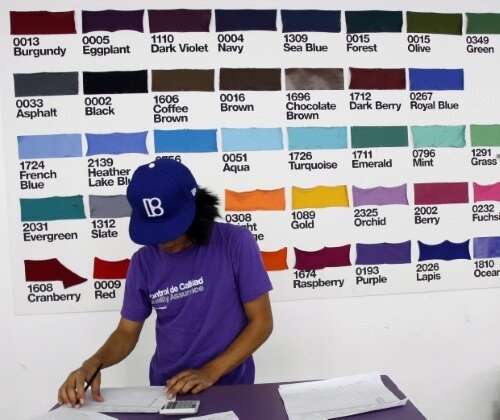 Das einstige Erfolgskonzept der sweatshop-freien Mode von American Apparel gerät ins Taumeln Das einstige Erfolgskonzept der sweatshop-freien Mode von American Apparel gerät ins Taumeln