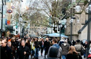 Einkaufsstraße Trotz schlechtem Wetter sind die deutschen Einkaufsmeilen gut gefüllt und daher beliebtes Expansionsziel für internationale Fashion-Retailer