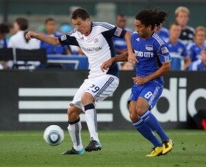 Bundesliga auf Amerikanisch: New England Revolution vs. Kansas City Wizards. Im Hintergrund immer präsent die drei Streifen von Adidas