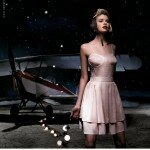 Elegante poetische Kampagnen sind das Markenzeichen von Naf Naf - hier die aktuelle Kampagne mit Stella Maxwell