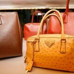 Prada Handtaschen sind wieder gefragter - insbesondere die Asiaten stehen auf Luxusartikel mit dem umgekehrten Dreieck und sorgen für ein kräftiges Umsatzplus