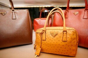 Prada Handtaschen Prada Handtaschen sind wieder gefragter - insbesondere die Asiaten stehen auf Luxusartikel mit dem umgekehrten Dreieck und sorgen für ein kräftiges Umsatzplus