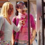 Kunden informieren sich bisher noch am liebsten im Geschäft oder durch einen Blick ins Schaufenster - aber die Informationsquelle Internet wird wichtiger