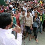 Streikende Textilarbeiterinnen aus Phnom Penh hören zu was Ath Thorn, der Präsident des kambodschanischen Gewerkschaftsbundes, zu sagen hat