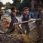 Harte Arbeit gehört leider zum traurigen Alltag vieler indischer Kinder