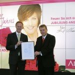 Jochen Strack, CFO Adler Modemärkte, (links) bekommt das CrefoZert von Thomas Schurk, Geschäftsführer der Creditreform Aschaffenburg Schurk KG, überreicht