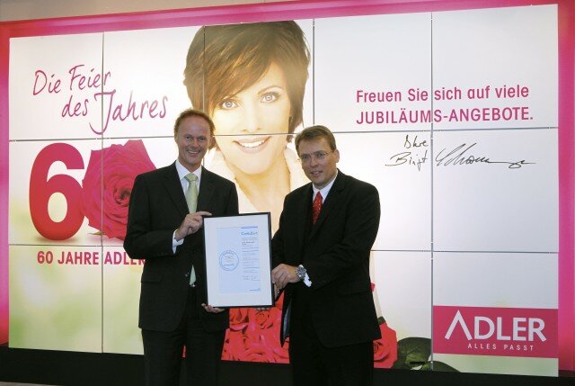 Jochen Strack, CFO Adler Modemärkte, (links) bekommt das CrefoZert von Thomas Schurk, Geschäftsführer der Creditreform Aschaffenburg Schurk KG, überreicht Jochen Strack, CFO Adler Modemärkte, (links) bekommt das CrefoZert von Thomas Schurk, Geschäftsführer der Creditreform Aschaffenburg Schurk KG, überreicht