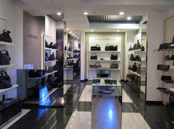Puristisch und minimalistisch: der Coccinelle-Store in Minsk Puristisch und minimalistisch: der Coccinelle-Store in Minsk