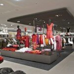 H&M Filiale: Wer die Kleidung immer wieder so ordentlich aufräumt, hat sich eigentlich auch eine Belohnung verdient