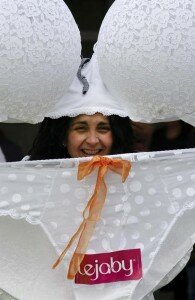 Lejaby Arbeiterin Seit März 2010 befanden sich die Lejaby-Arbeitnehmerinnen im Schlüpfer-Streik
