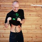 Thomas D hat sichtlich Spaß mit seinem selbst designten T-Shirt