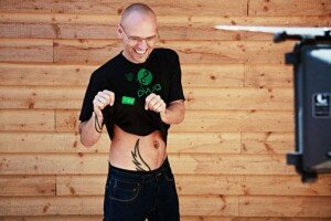 Thomas D hat sichtlich Spaß mit seinem selbst designten T-Shirt