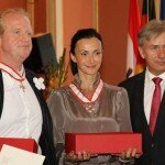 Norbert und Anita Tillmann bekommen den Verdienstorden mit farblich passender Box vom Klaus Wowereit (rechts) übergeben