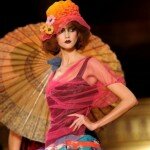 John Gallianos Kollektion, wie hier im Herbst in Paris, kommen gut an im Fernen Osten
