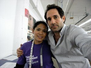 American Apparel_ CEO Dov Charney mit Fabrikarbeiterin