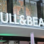 Hier geht's rein: Pull&Bear wartet hinter Glasbausteinen