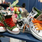 Bunte Sneaker und Leinenschuhe waren gefragt