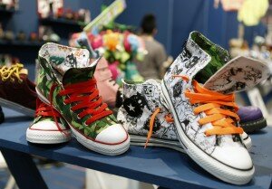 Bunte Sneaker und Leinenschuhe waren gefragt