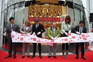 Aufschneider: Botschafter, Politker, Manager und Model schneiden das Uniqlo Band durch