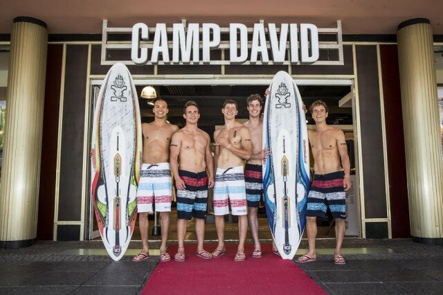 Nur ein Vorgeschmack: Die Badeshorts dieser fünf Herren entwarf Windsurfweltmeister Björn Dunkerbeck für Camp David