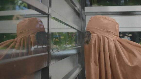 modelabel_paisley_mit_burka_spot modelabel_paisley_mit_burka_spot