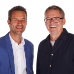 Auf gute Zusammenarbeit: Dr. Oliver Brosche (Heinrich Sieber) und Chiemsee-Geschäftsführer Michael Doerell