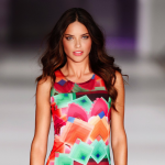 Mit einer schönen Frau die Welt erobern: Adriana Lima ist das Gesicht von Desigual