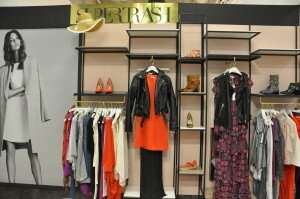 SuperTrash Auftritt am POS: Starker Styles unter güldenem Banner