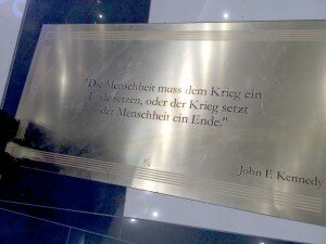 Shoppen, aber nicht vergessen: "Stolperplatten" erinnern an Berlins Geschichte