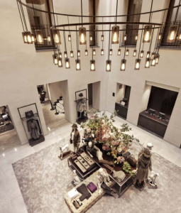 Erinnert mehr an Boutique statt an Fast Fashion: Der neue Massimo Dutti Store in Madrid