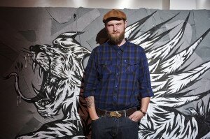 Kunst zum Tragen: Swanski vor seinen 40 bemalten Bench Hoodies 