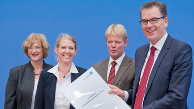 Entwicklungsminister Müller (rechts) mit Vereins-, Gewerkschafts- und Unternehmensvertretern Entwicklungsminister Müller (rechts) mit Vereins-, Gewerkschafts- und Unternehmensvertretern