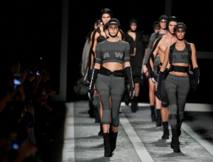 Grau-Schwarz und sportlich ist Alexander Wang x H&M Kollektion