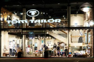 TOM-TAILOR-Flagshipstore-Stuttgart_Aussen_Nacht