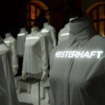 ETERNAs Markenkernwerte wurden auf eine Bluseninstallation projiziert und in Szene gesetzt