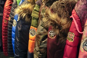 Warme Daunenjacken wie hier von Retour sind auch für kleine Racker im nächsten Winter der Renner