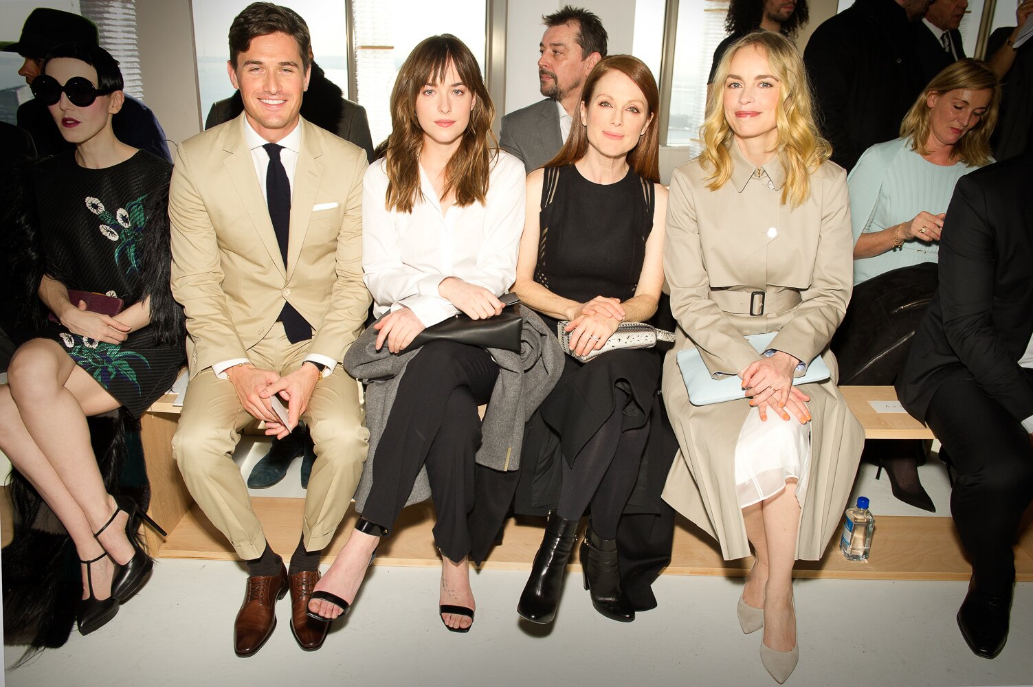 Charlie Siem, Dakota Johnson, Julianne Moore und Nina Hoss in der Front Row von Boss