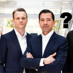Rechts und Links außen gehen: CPO Daniel Peterburs (links) und CRO Dr. Marc Schumacher verlassen den Tom Tailor Vorstand. CFO Dr. Axel Rebien und CEO Dieter Holzer warten auf den neuen COO