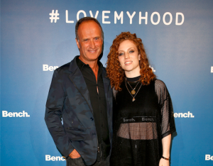 Bench-CEO Sälzer und Grammy-Gewinnerin Jess Glynne: "Es ist toll, dass wir hier und heute den Beginn unserer Kooperation feiern können.“