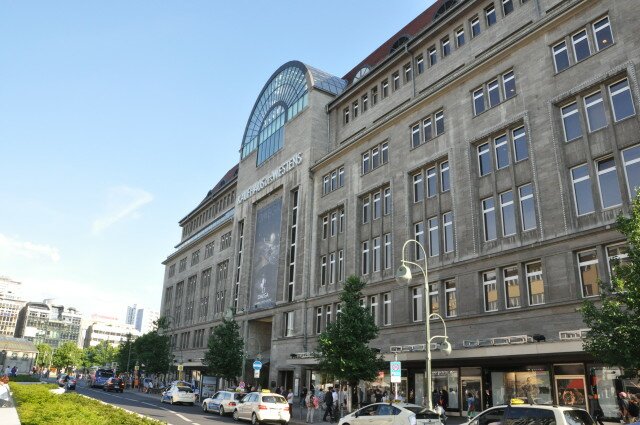 Die Beschäftigten der Luxus-Kaufhäuser KaDeWe, Alsterhaus und Oberpollinger können sich über eine Angleichung der Entgelte freuen