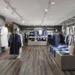 Auch im Obergeschoss wird Verstecke gespielt: Die Kabinen wurden in einer Nische verbaut, der Raum wirkt sauber und aufgeräumt.