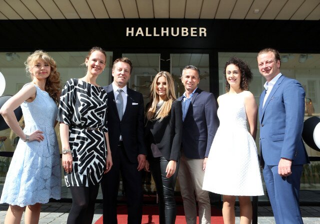 Hallhuber Opening in Bielefeld: Mit Dr. Astrid Jagenberg (Marketing/ Online Sales Hallhuber), CEO Ralf Weber, Model Sophia Thomalla, CPO Arnd Buchardt und Finanzchef Dr. David Frink 