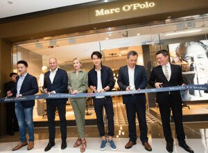 Feierliches Ribbon-Cutting mit Kevin King Semir, Alexander Gedat, Dree Hemingway, Wu Chun und Sam Qiu Semir