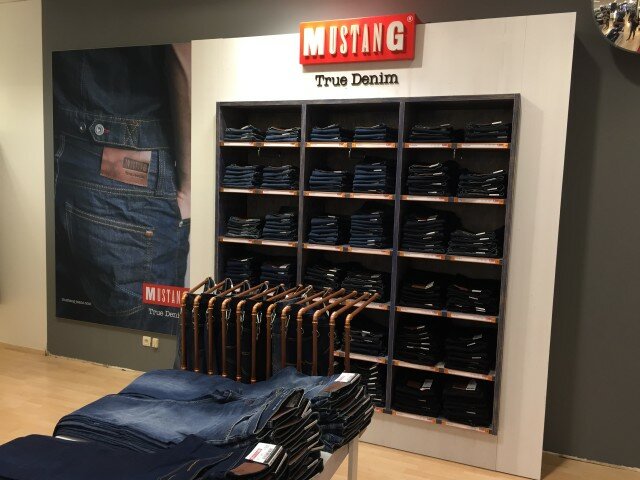 Auch die Jeanswand im Leverkusener Mustang Store wurde leergeräumt