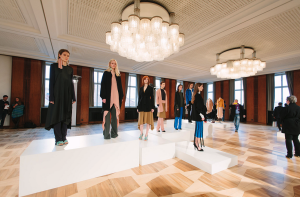 Zur Gruppenausstellung im Kronprinzenpalais präsentieren sich rund 25 deutsche Designer-Labels