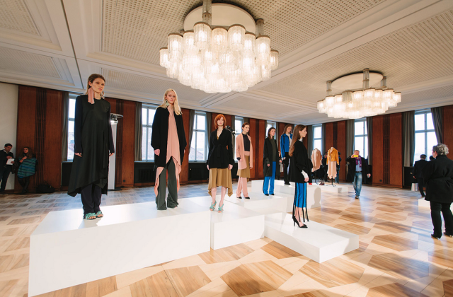 Zur Gruppenausstellung im Kronprinzenpalais präsentieren sich rund 25 deutsche Designer-Labels Zur Gruppenausstellung im Kronprinzenpalais präsentieren sich rund 25 deutsche Designer-Labels